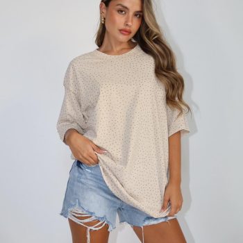 ✨ חולצת בייסיק עם טאצ’ מנצנץ ✨
גזרת אוברסייז מושלמת, בד נעים, נצנוץ עדין – בדיוק מה שצריך ללוק קליל וסטייליסטי.

🖤 זמינה בשני צבעים – חול או פחם
📦 עכשיו באתר | משלוחים מהירים

#52fiftytwo #חולצה_חדשה #אופנת_קיץ #סטייל_נשי #בייסיק_מנצנץ #מותג_אופנה #שופינג_אונליין #הזמנה_מהירה #הלוק_שלי
#SummerLook #WomensStyle #OversizedTee #GlitterVibes #CasualChic #OnlineShopping #FashionUpdate #52fiftytwoStyle