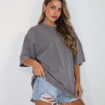 ✨ חולצת בייסיק עם טאצ’ מנצנץ ✨
גזרת אוברסייז מושלמת, בד נעים, נצנוץ עדין – בדיוק מה שצריך ללוק קליל וסטייליסטי.

🖤 זמינה בשני צבעים – חול או פחם
📦 עכשיו באתר | משלוחים מהירים

‏#52fiftytwo #חולצה_חדשה #אופנת_קיץ #סטייל_נשי #בייסיק_מנצנץ #מותג_אופנה #שופינג_אונליין #הזמנה_מהירה #הלוק_שלי
‏#SummerLook #WomensStyle #OversizedTee #GlitterVibes #CasualChic #OnlineShopping #FashionUpdate #52fiftytwoStyle