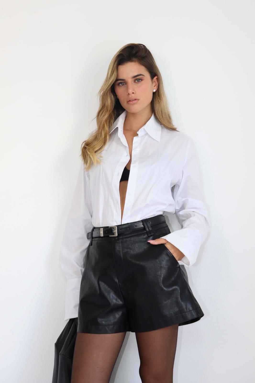 שורט עור Oshrat שחור בגזרה גבוהה עם חגורה ואבזם