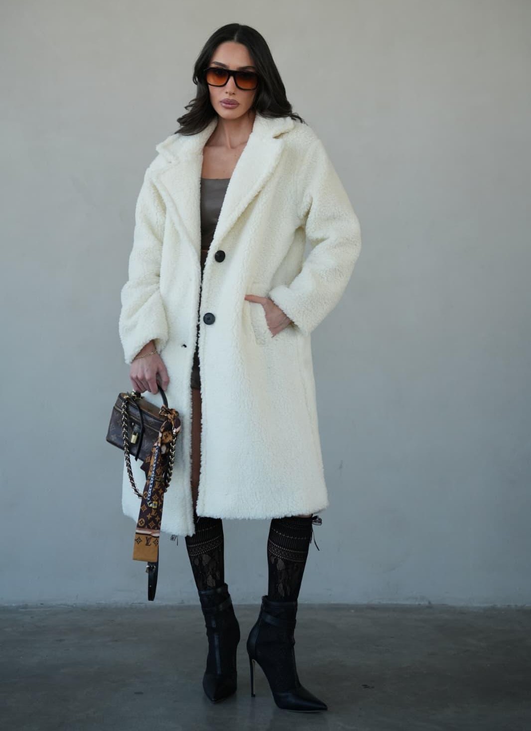 מעיל טד פרווה ארוך לנשים בגזרה מחמיאה