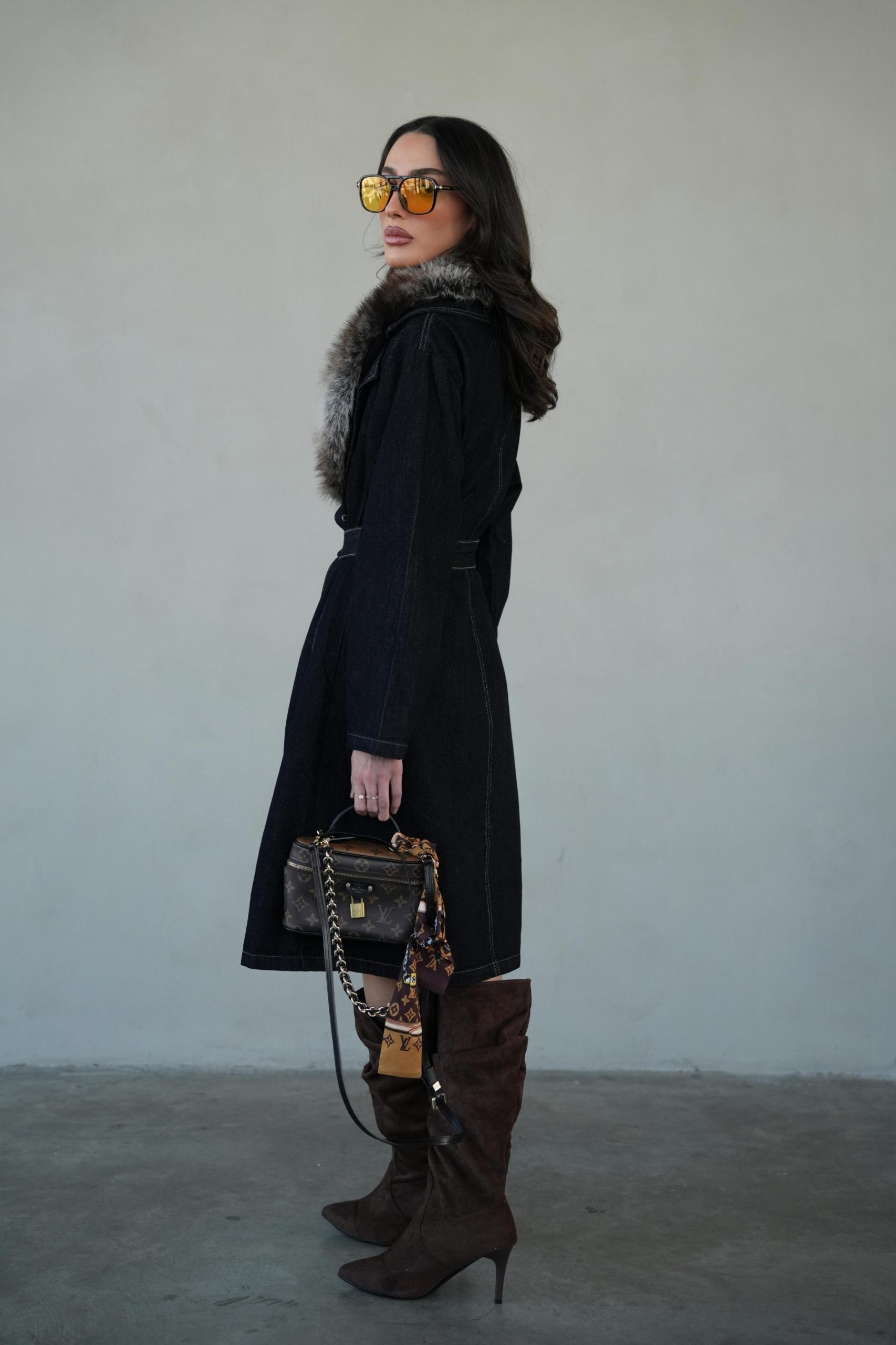 מעיל טרנץ Arina שחור עם צווארון פרווה וחגורה לנשים