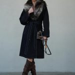 מעיל טרנץ Arina שחור עם צווארון פרווה וחגורה לנשים