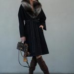 מעיל טרנץ Arina שחור עם צווארון פרווה וחגורה לנשים