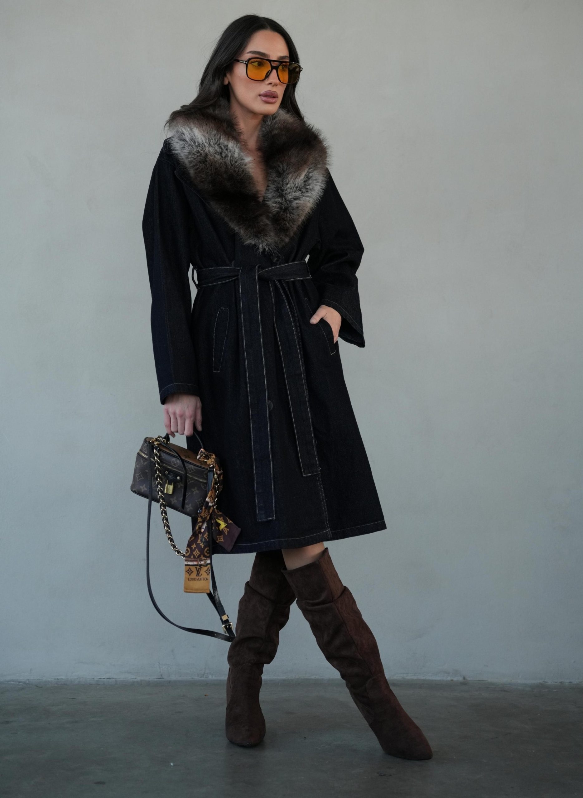 מעיל טרנץ Arina שחור עם צווארון פרווה וחגורה לנשים