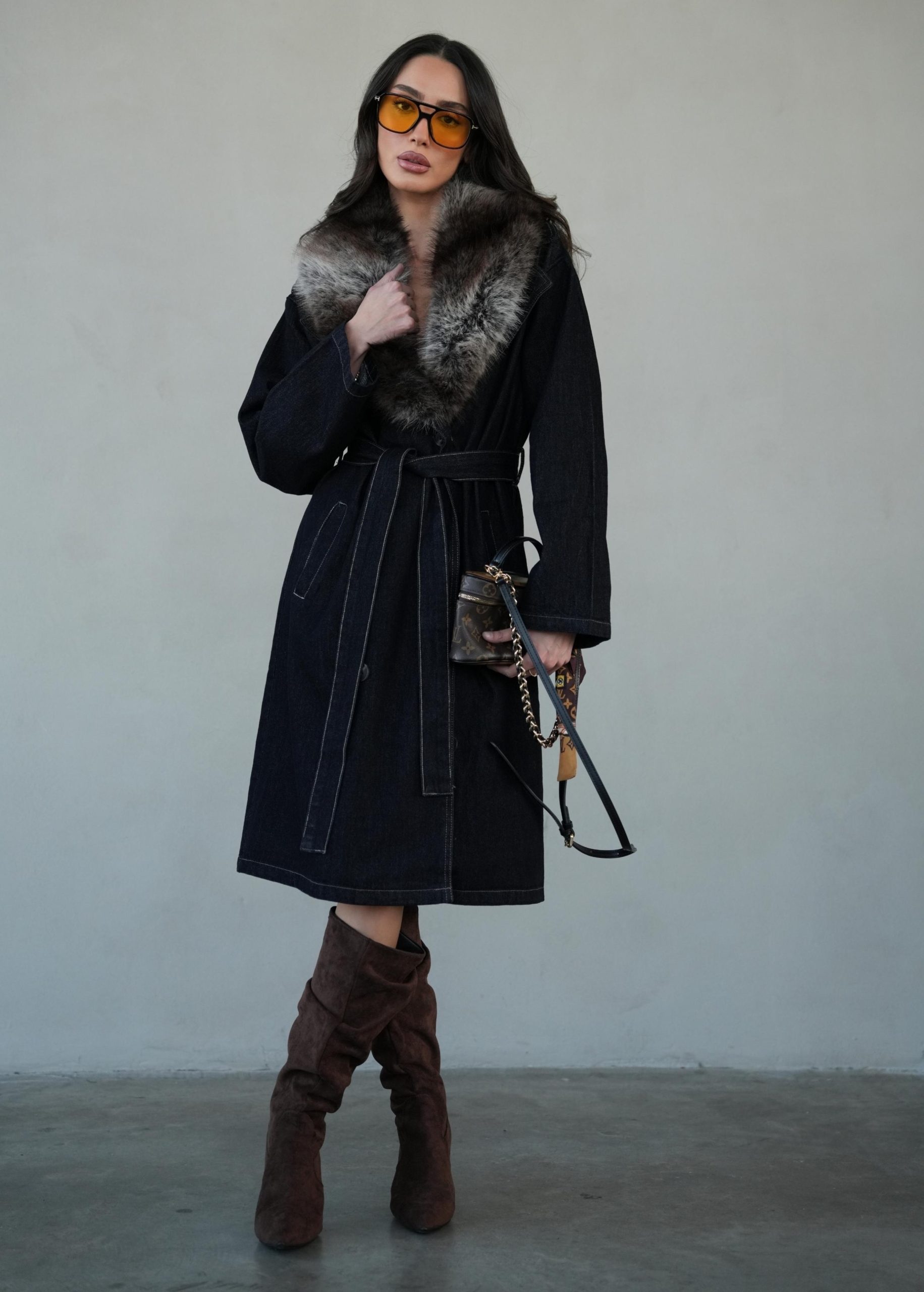 מעיל טרנץ Arina שחור עם צווארון פרווה וחגורה לנשים