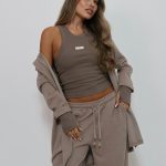 חליפת Nova עם טופ קרופ, קרדיגן ומכנס ארוך רחב לנשים