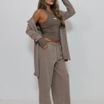 חליפת Nova עם טופ קרופ, קרדיגן ומכנס ארוך רחב לנשים