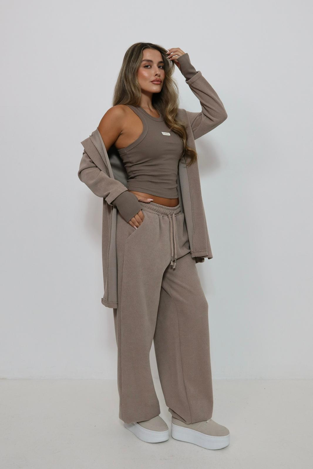 חליפת Nova עם טופ קרופ, קרדיגן ומכנס ארוך רחב לנשים