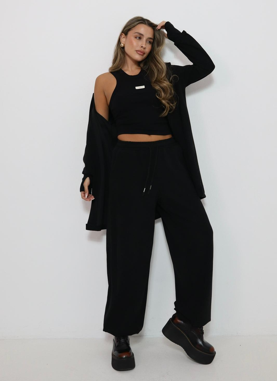 חליפת Nova עם טופ קרופ, קרדיגן ומכנס ארוך רחב לנשים