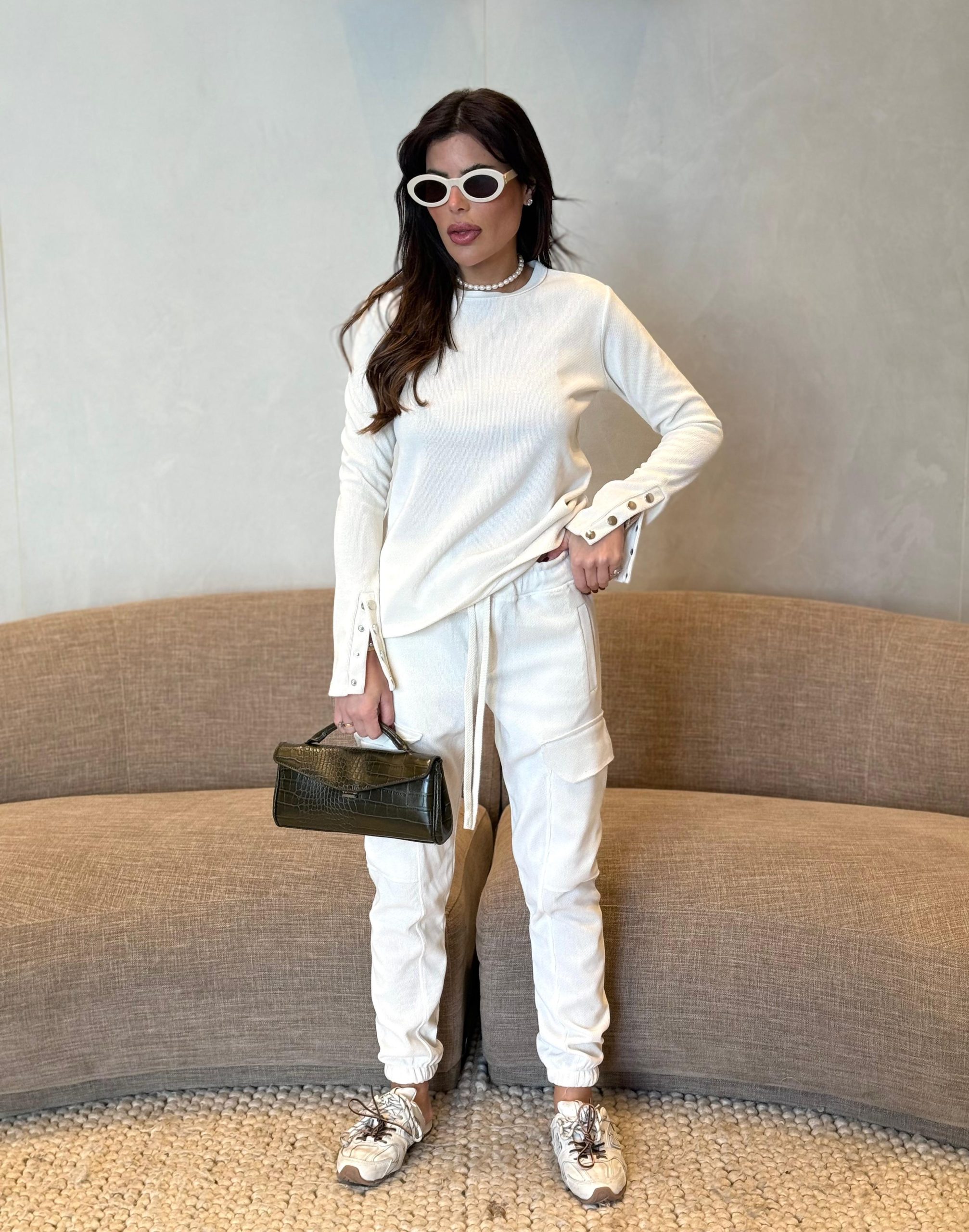 חליפת Elinor לנשים עם חולצה ארוכה ומכנס גומי