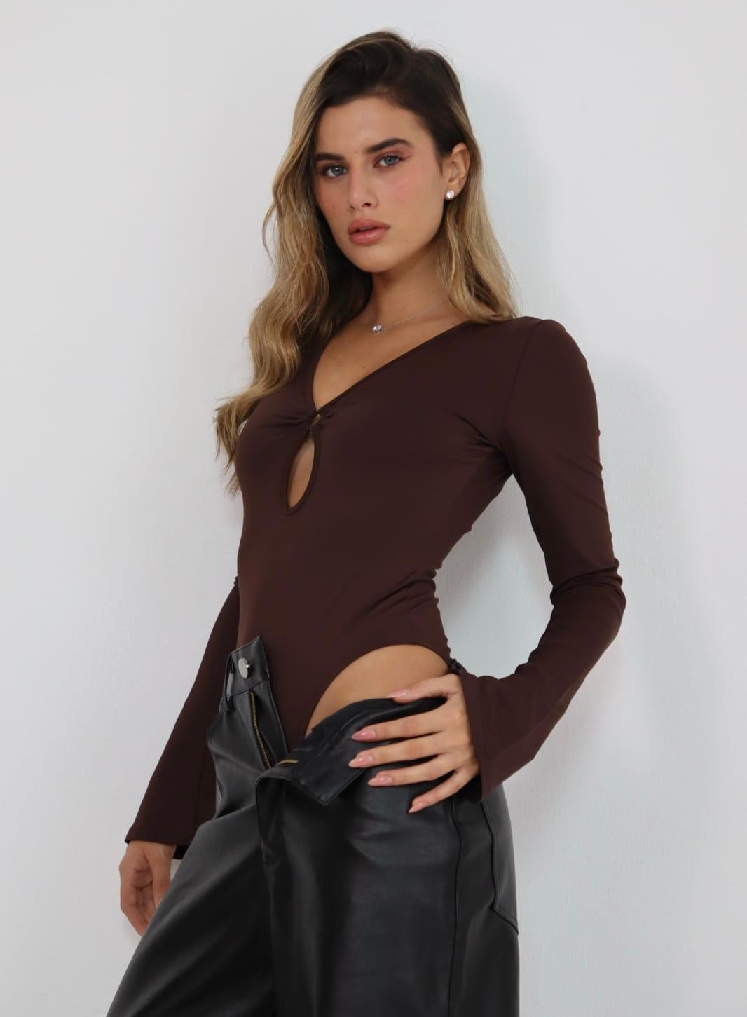 בגד גוף Yael לנשים עם מחשוף טיפה ושרוול מתרחב