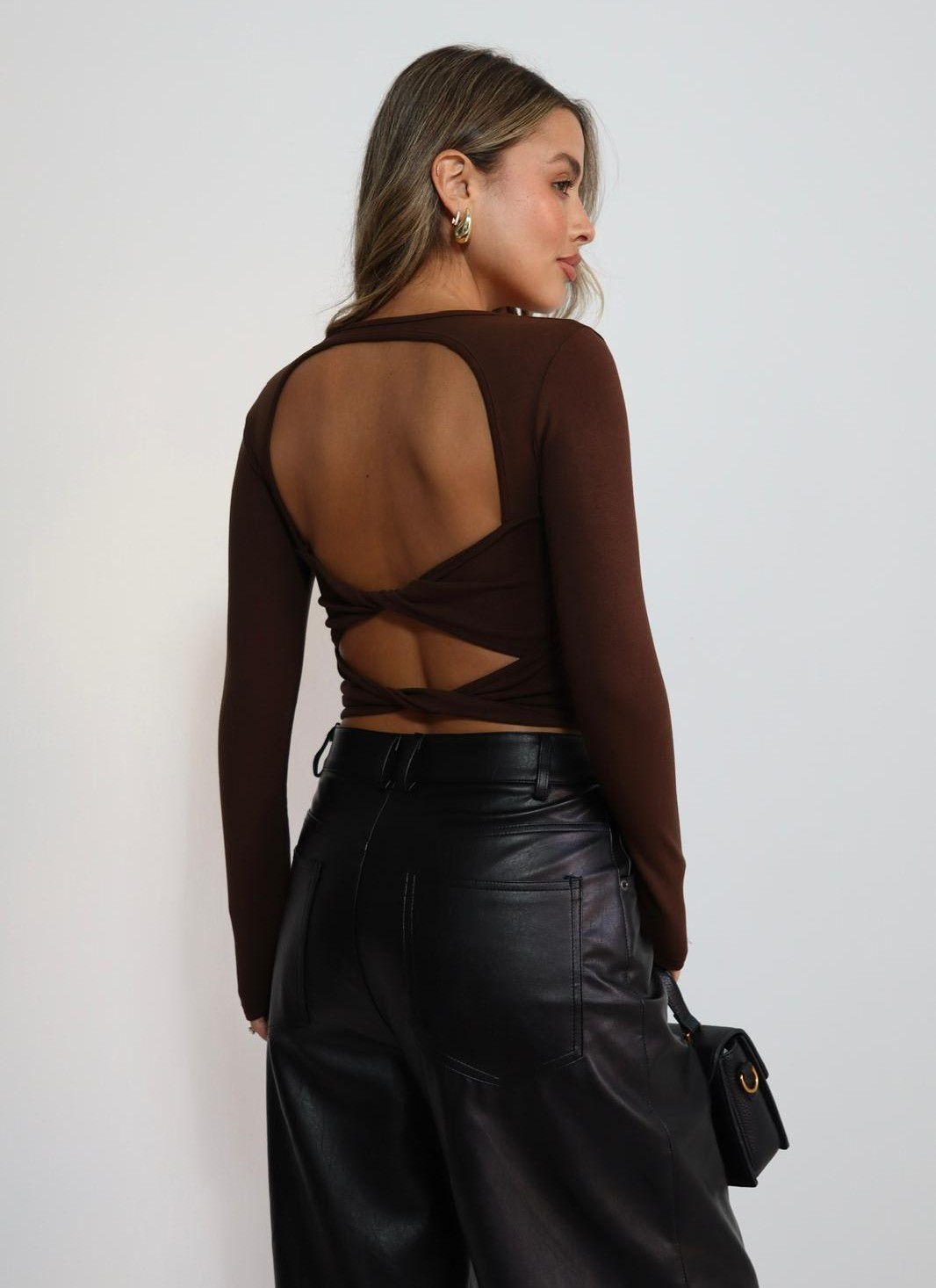 חולצת Lis – חולצת גב פתוח לנשים