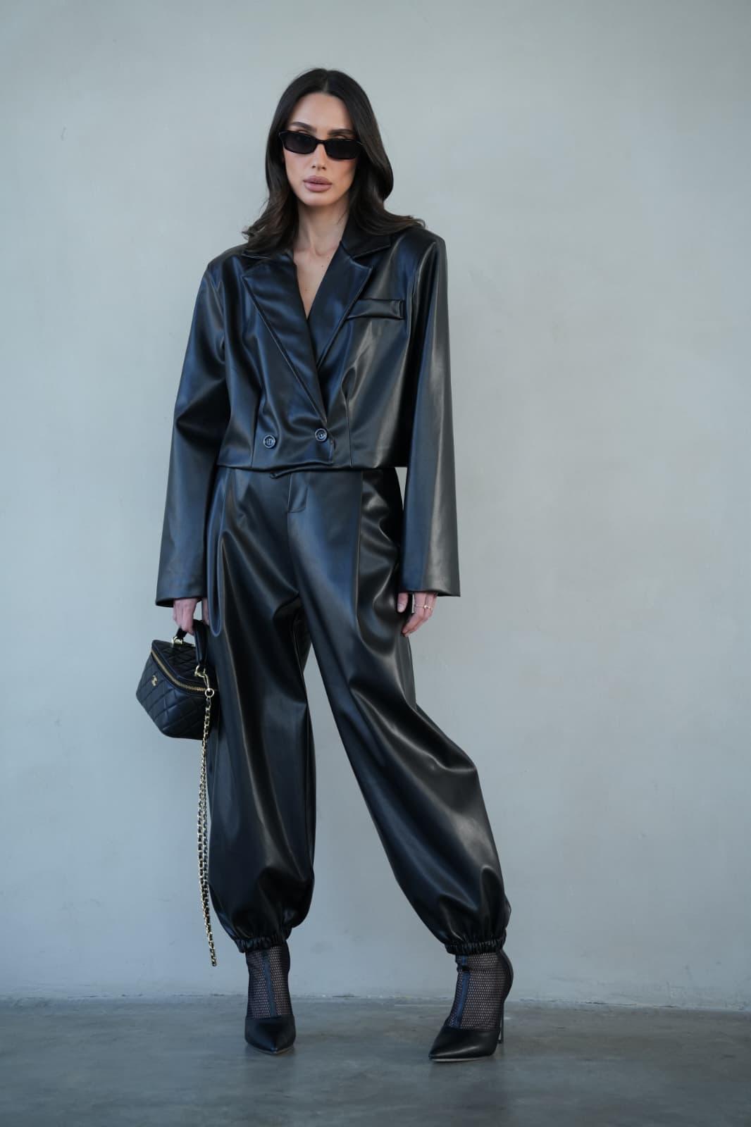 חליפת עור יוקרתית בגזרה נשית