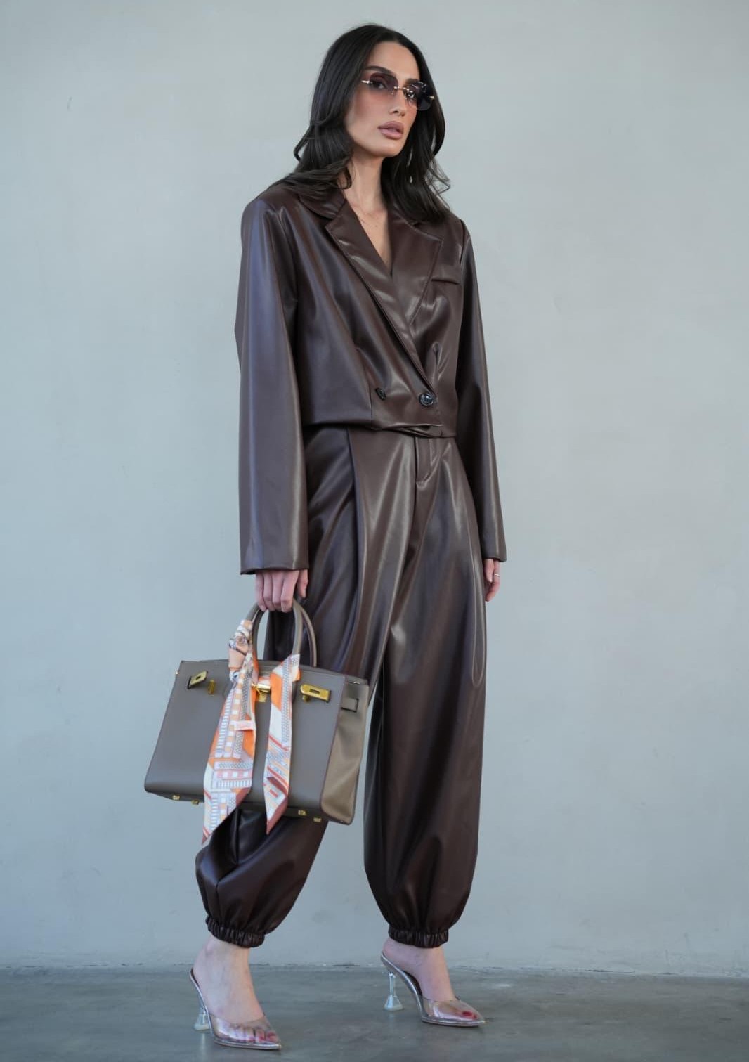 חליפת עור יוקרתית בגזרה נשית