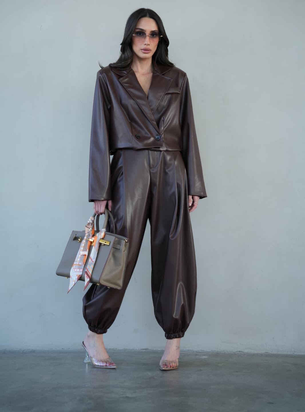 חליפת עור יוקרתית בגזרה נשית