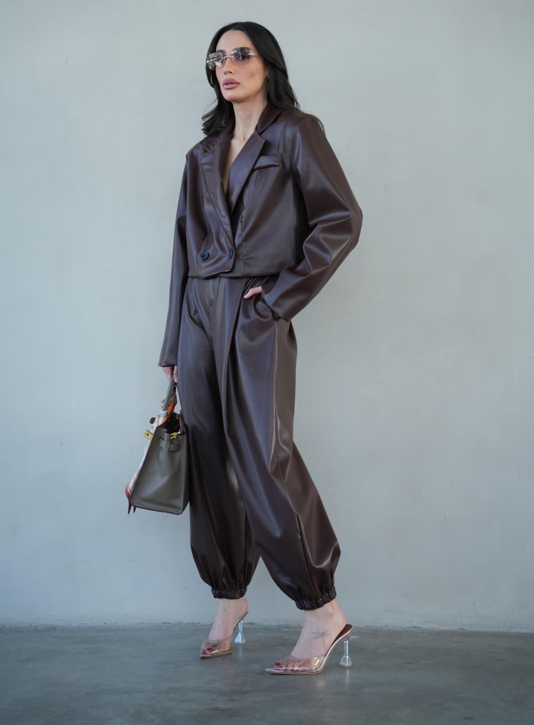 חליפת עור יוקרתית בגזרה נשית