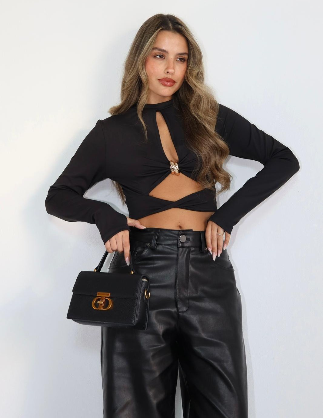 חולצת קרופ עם חיתוך קדמי