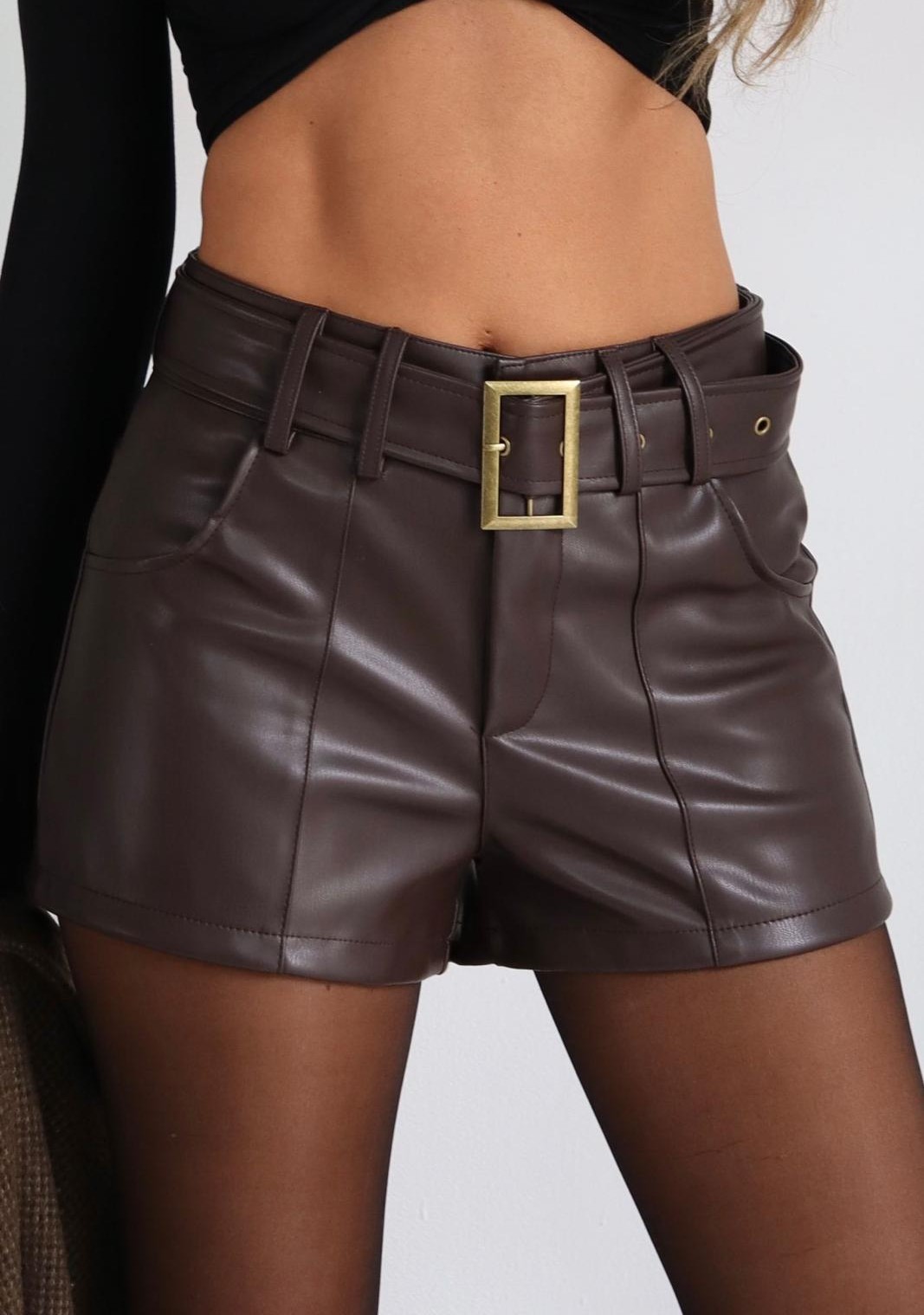 שורט עור Orin לנשים בגזרה גבוהה עם חגורה ואבזם זהב